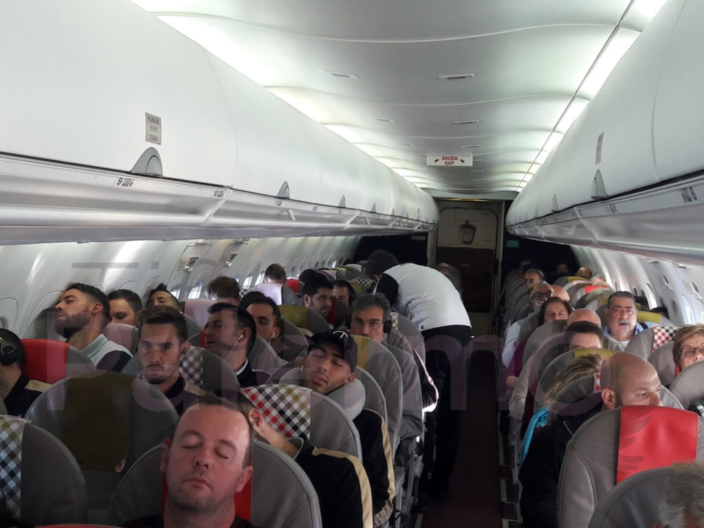 Aneddoto del viaggio: Il mio volo con la squadra e il cane misterioso!