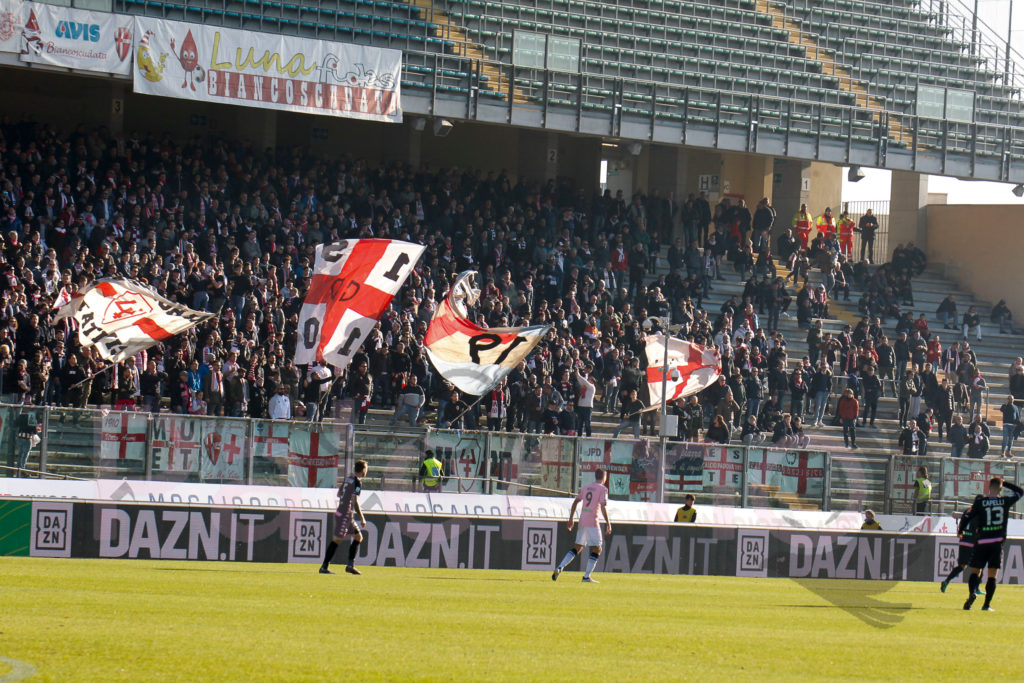 Il Palermo mantiene la vetta, rallenta il Lecce. In A, poker del Napoli. Risultati e classifiche del sabato.