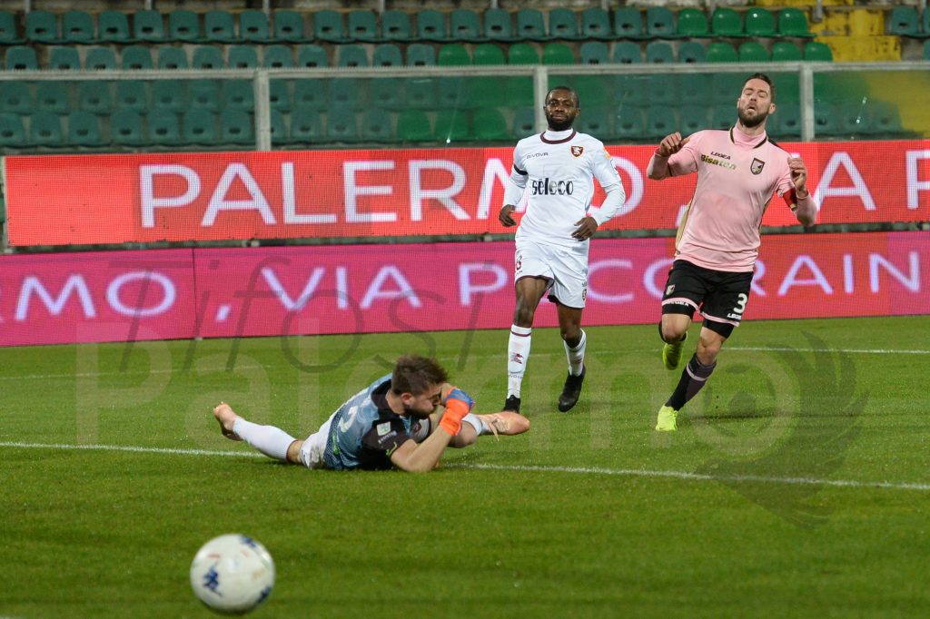 Palermo, la società silente e la sconfitta con la Salernitana riaprono vecchie ferite. Ed il Brescia si avvicina.