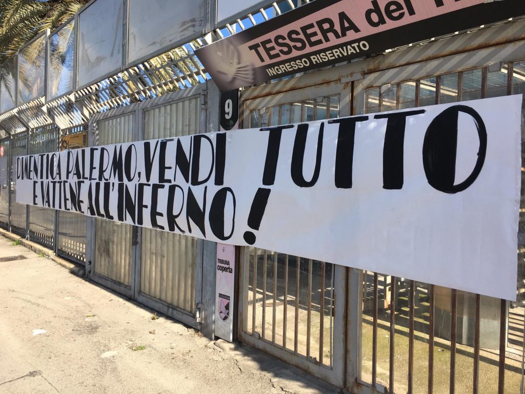 Ancora striscioni e cori al Barbera. Obiettivo l’ad Facile