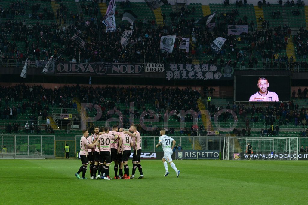 Gentile calciatore rosanero, puoi pubblicare le tue foto dove ridi spensierato tra qualche giorno?