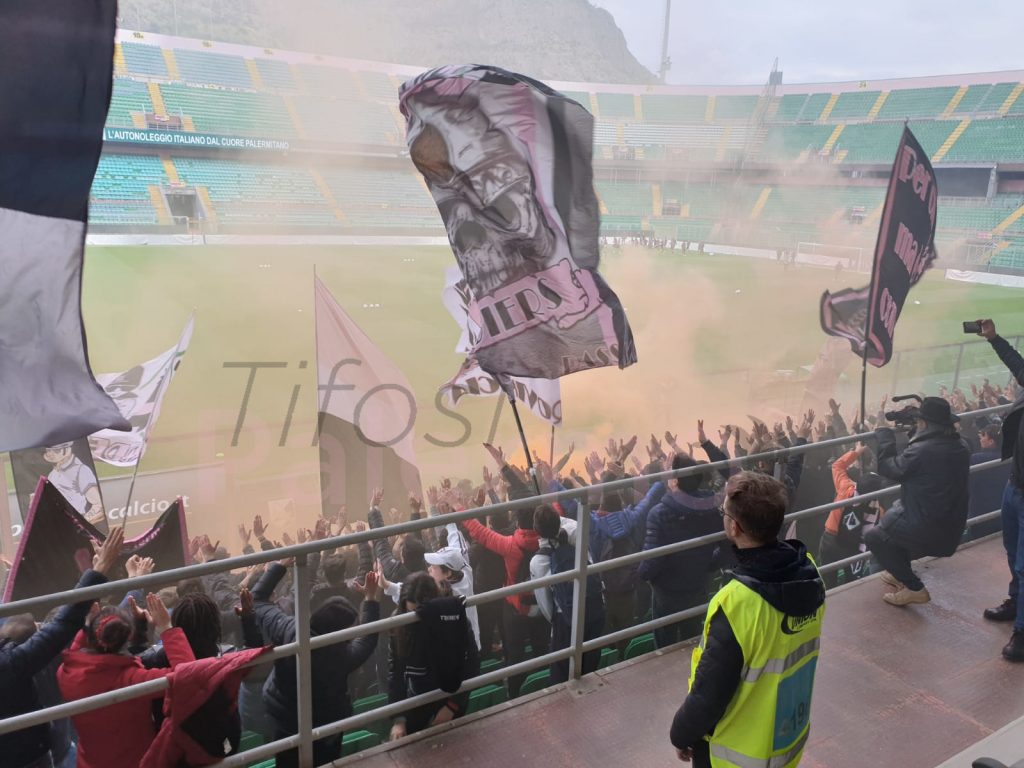 [FOTO] Striscione della CN12 davanti al “Barbera”. I tifosi ci credono ancora