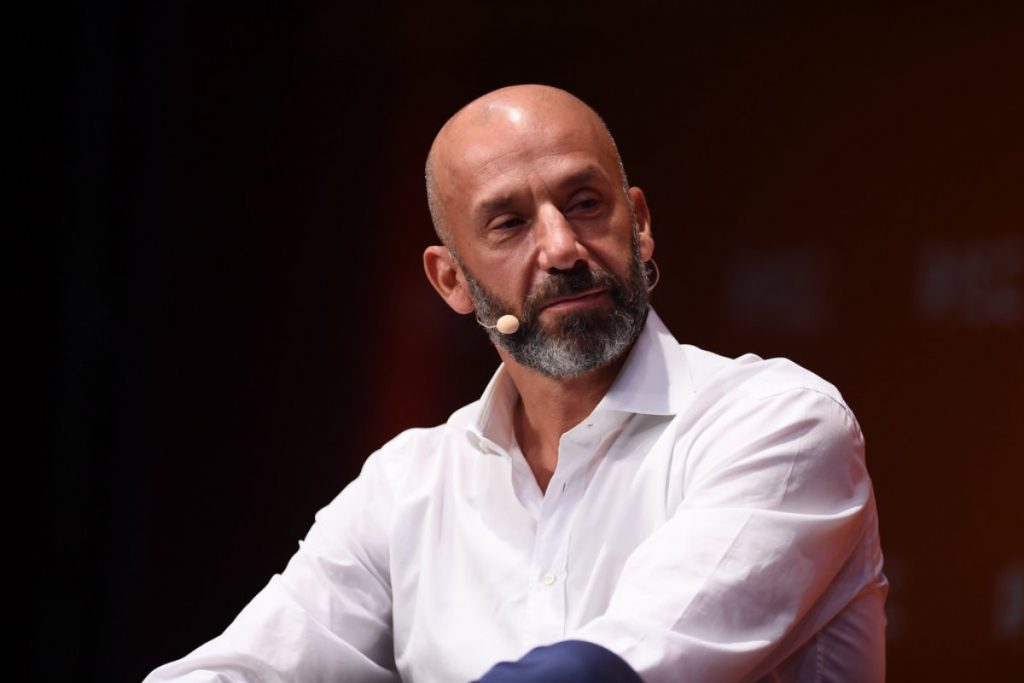 Gianluca Vialli si racconta: “La malattia per me è un viaggio. Anche in questo momento mi sento fortunato rispetto a tanta gente”