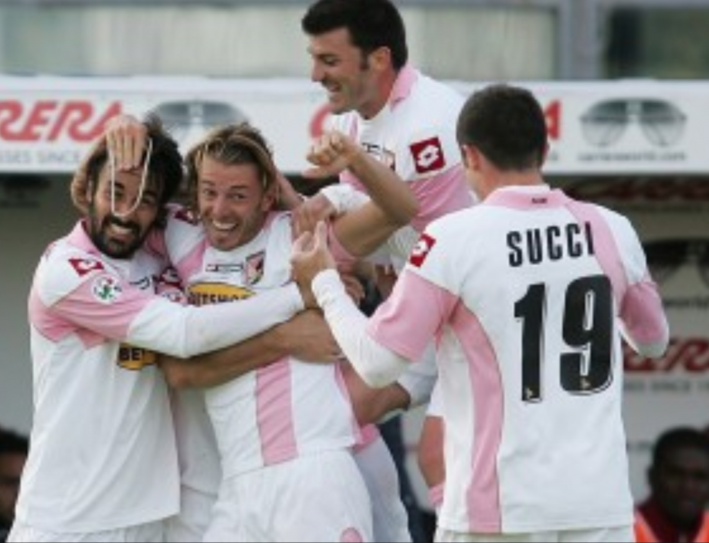 Calciatori Brutti fa gli auguri al Palermo: “Oggi non c’è solo la Juventus”