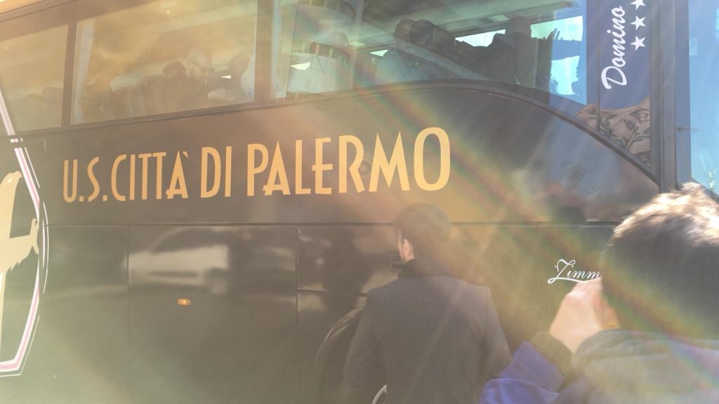 Il pullmann rosanero arriva allo stadio. L’accoglienza dei tifosi. Foto e video
