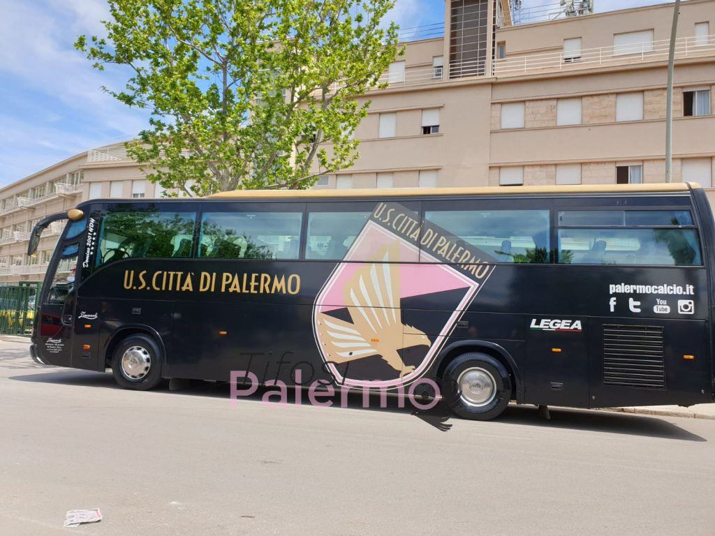 I rosanero arrivano al ”Barbera”, la calorosa accoglienza dei tifosi