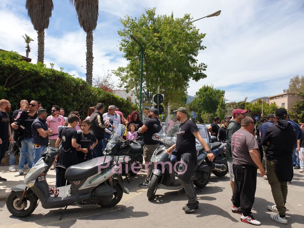 Entusiasmo alle stelle, i tifosi caricano la squadra in albergo [FOTO]