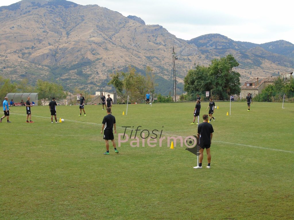 [VIDEO] Palermo, allenamento in corso: ecco su cosa si stanno esercitando i rosanero