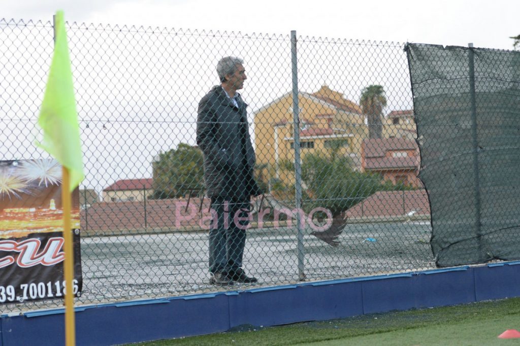 Mirri segue da bordo campo e si gira durante il calcio di rigore!