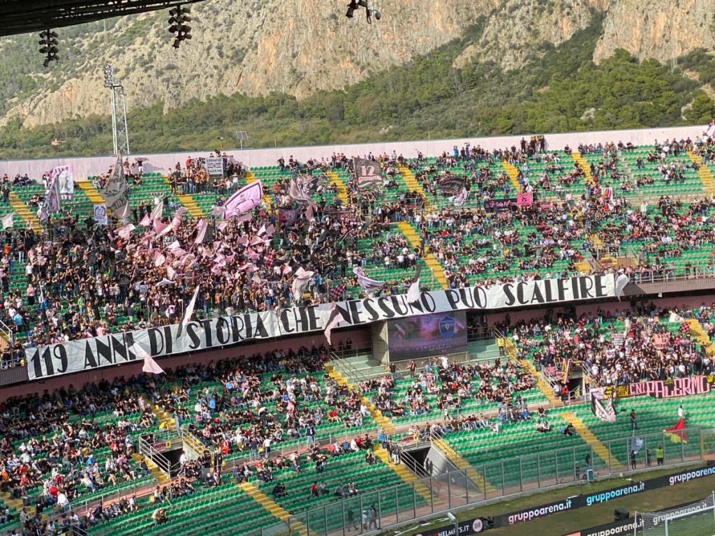 La Curva Nord espone lo striscione: “119 anni di storia che nessuno può scalfire”