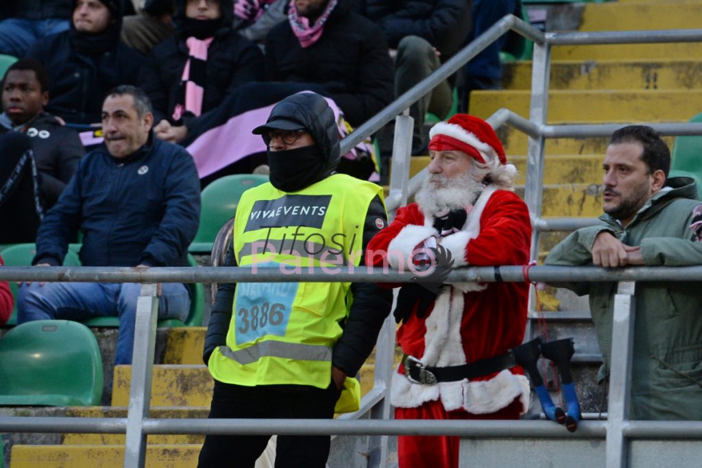 [VIDEO] Giovanni, il nonno rosanero che ha distribuito le caramelle allo stadio