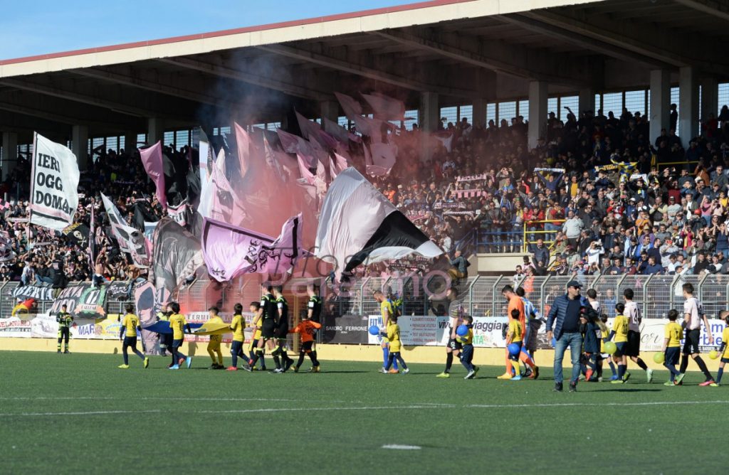 “Società fantasma, giocatori assenti”. Lo striscione della CNI al Barbera