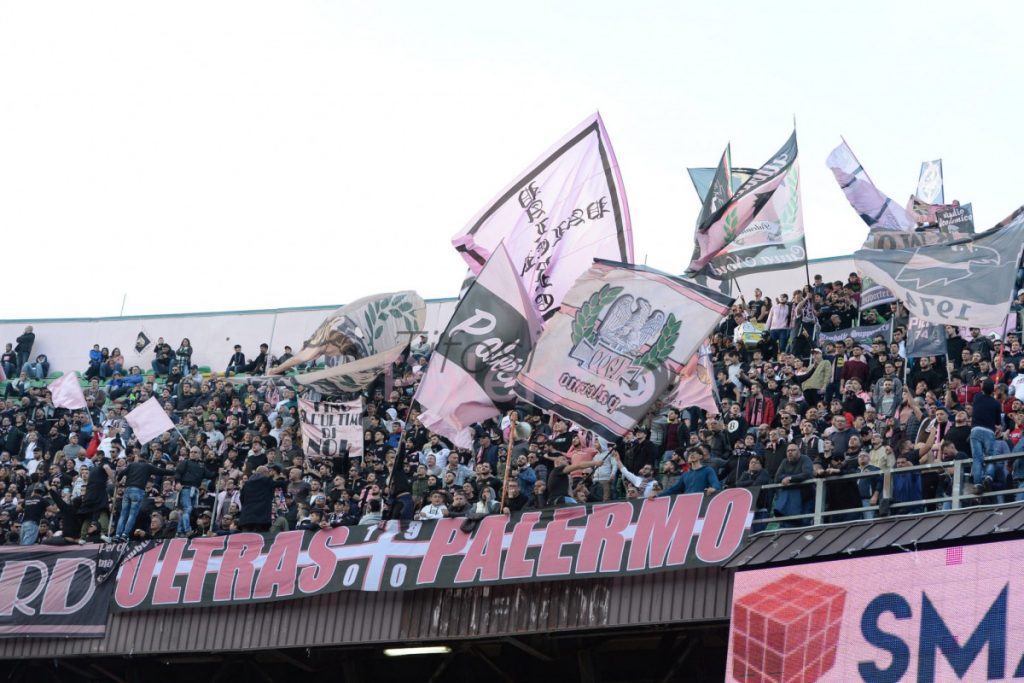 [FOTO] Palermo, tifosi caricano la squadra prima della partenza