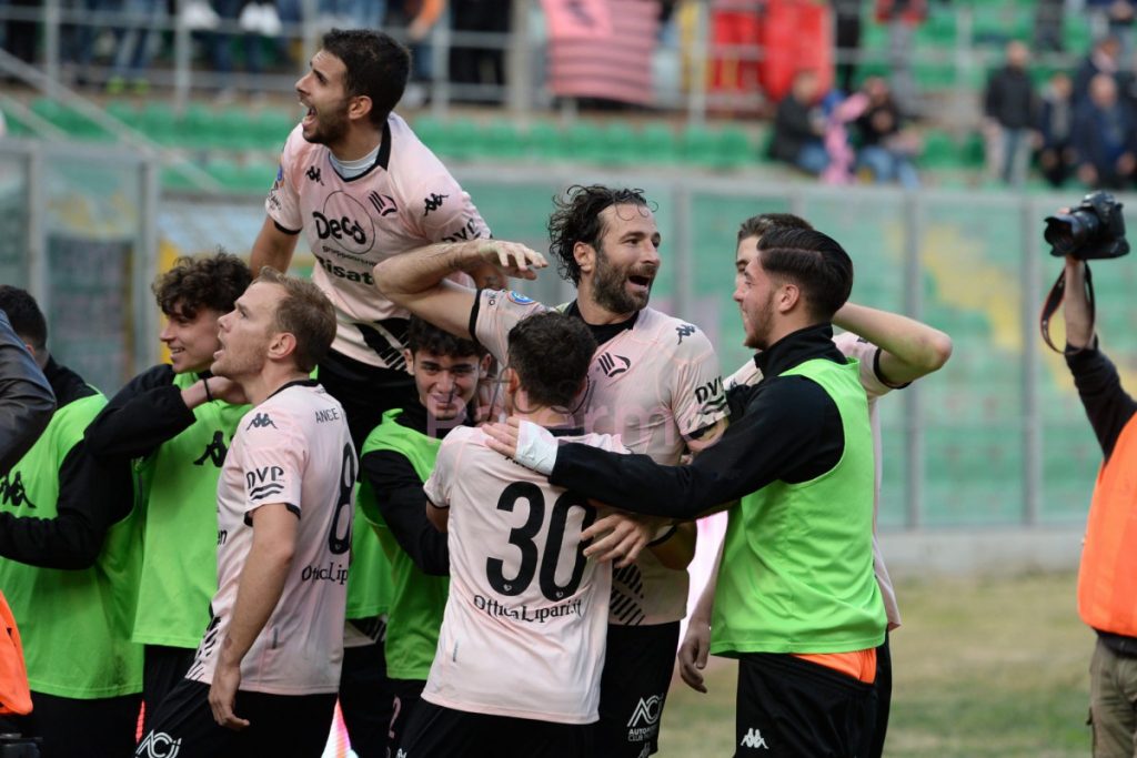 Il Palermo si svuota, restano solo in otto
