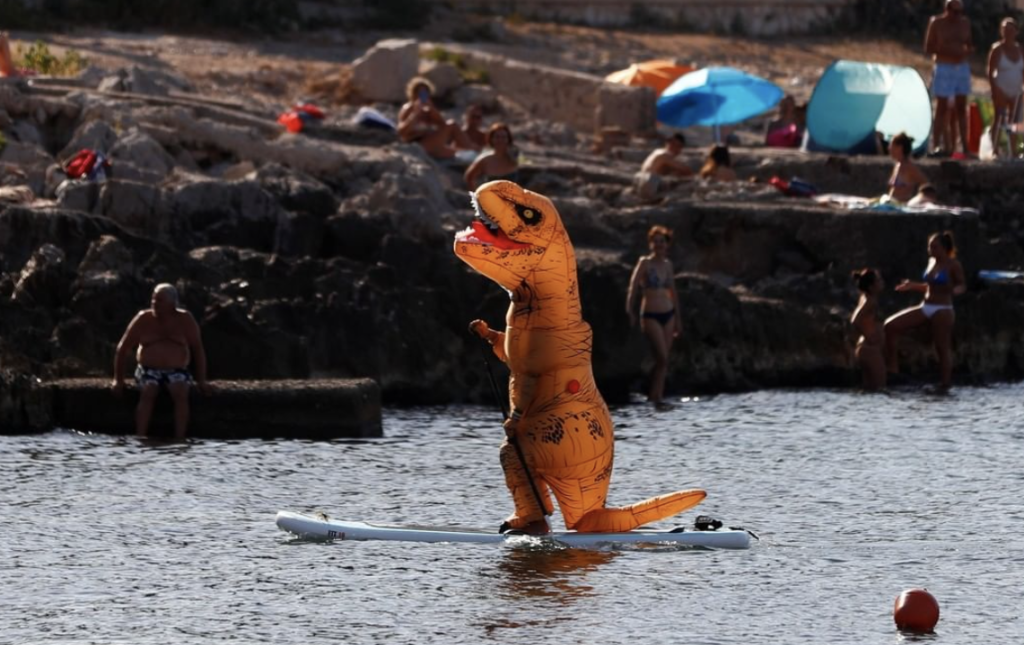 [FOTO] Come evitare il contagio? A Sferracavallo un uomo si traveste da T-Rex