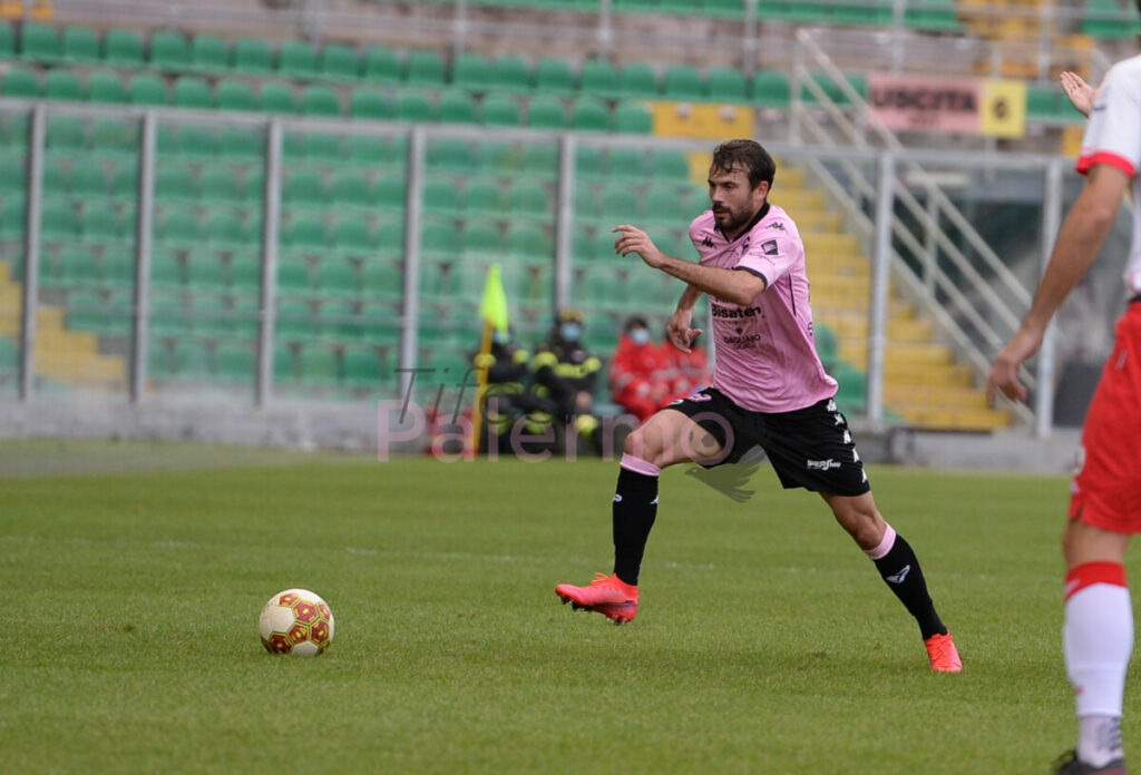 Una sconfitta che pesa: il Palermo arriva al derby con tre squalificati