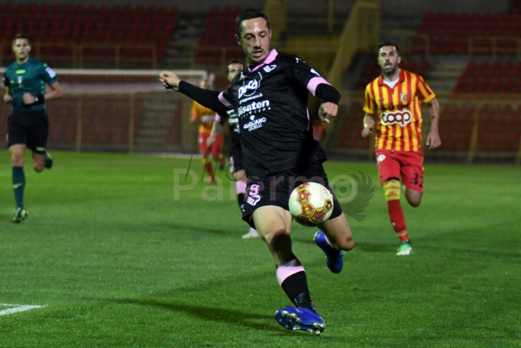 Palermo più forte dell’arbitro. Va sotto su rigore, poi pareggia in 9