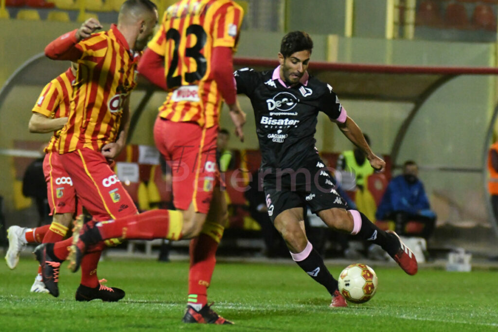 Il Palermo resiste al Covid, al Catanzaro e all’arbitro