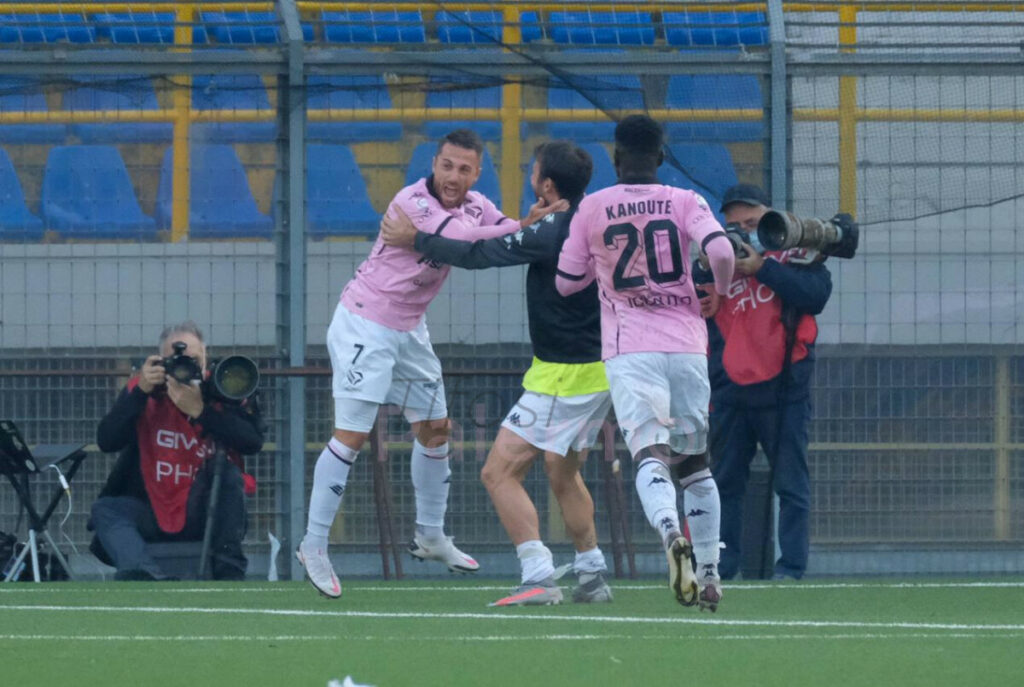 Due gol alla Juve Stabia e il Palermo si sblocca: la prima vittoria arriva in trasferta