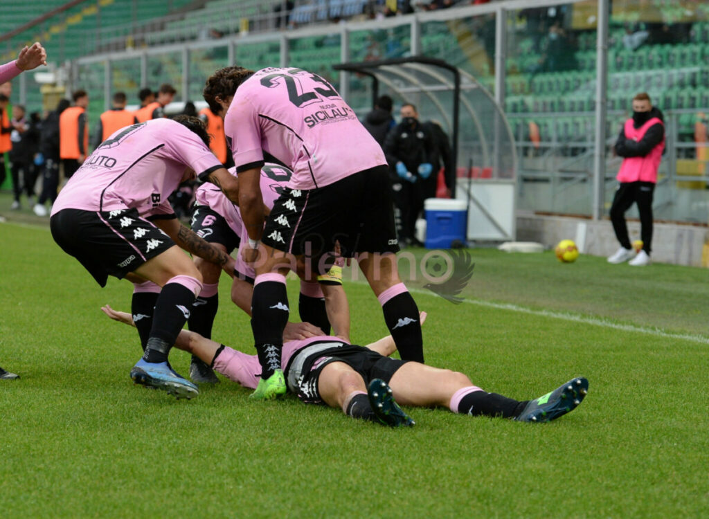 Il Palermo apre il rubinetto dei gol. Il Monopoli fa poco per reagire