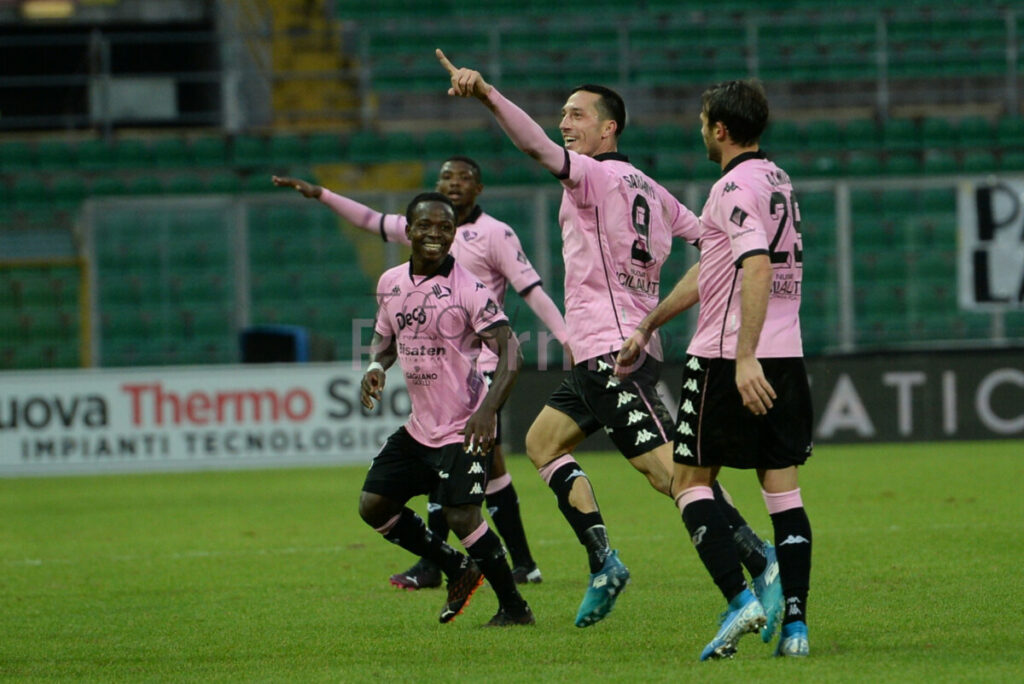 [FOTO] Palermo-Viterbese, l’incoraggiamento degli ultras: “Noi siamo Palermo…”