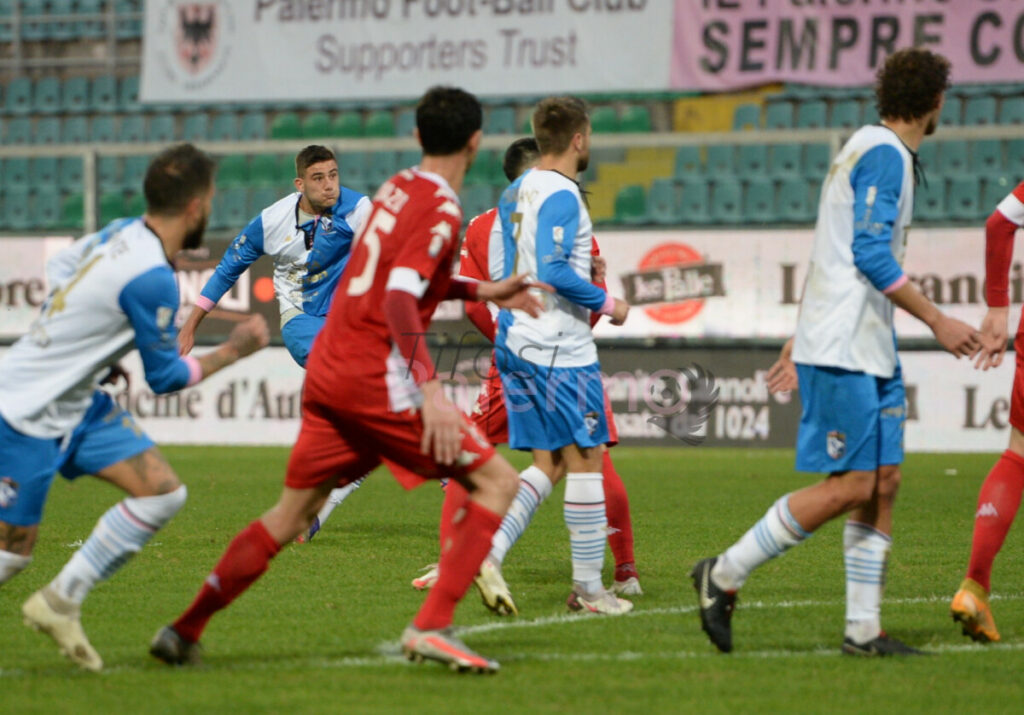Palermo-Bari vestito a festa: otto sfide a dicembre e rosa imbattuti