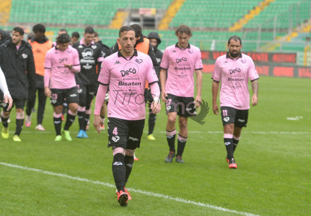Palermo, protesta dei tifosi sui social: compare una lettera per i calciatori