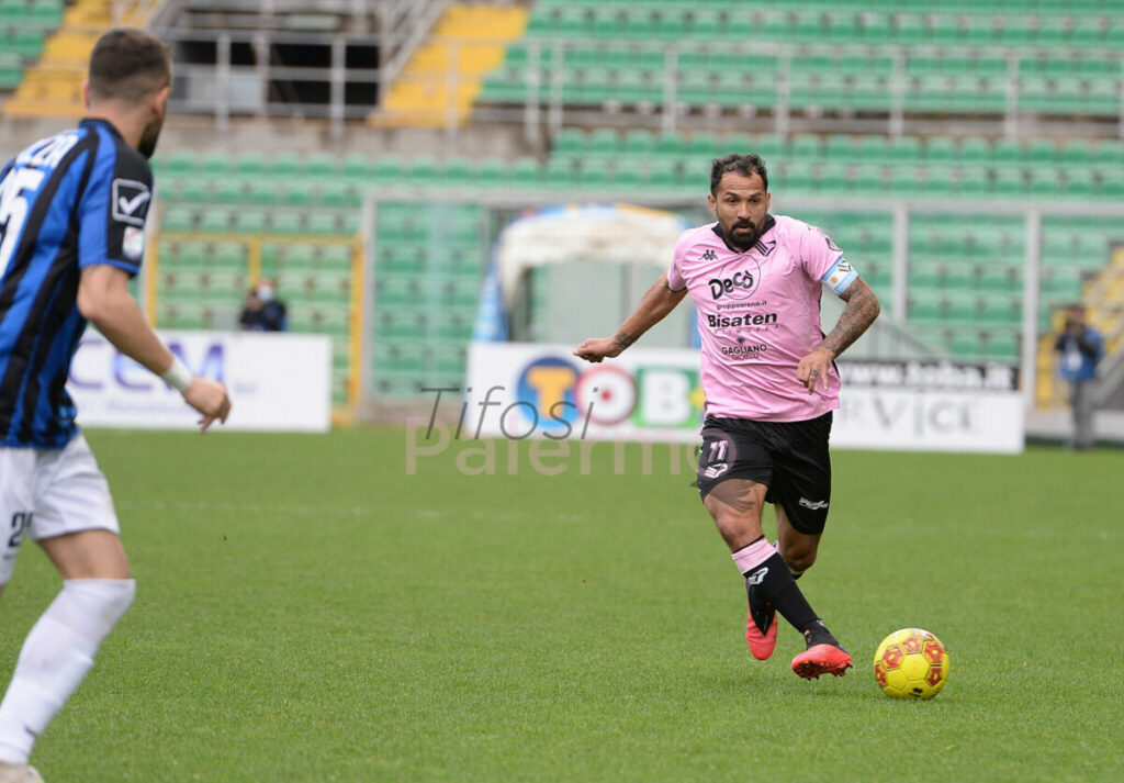Super Mario in rosa. Santana è senza età, entra in squadra e cambia il Palermo