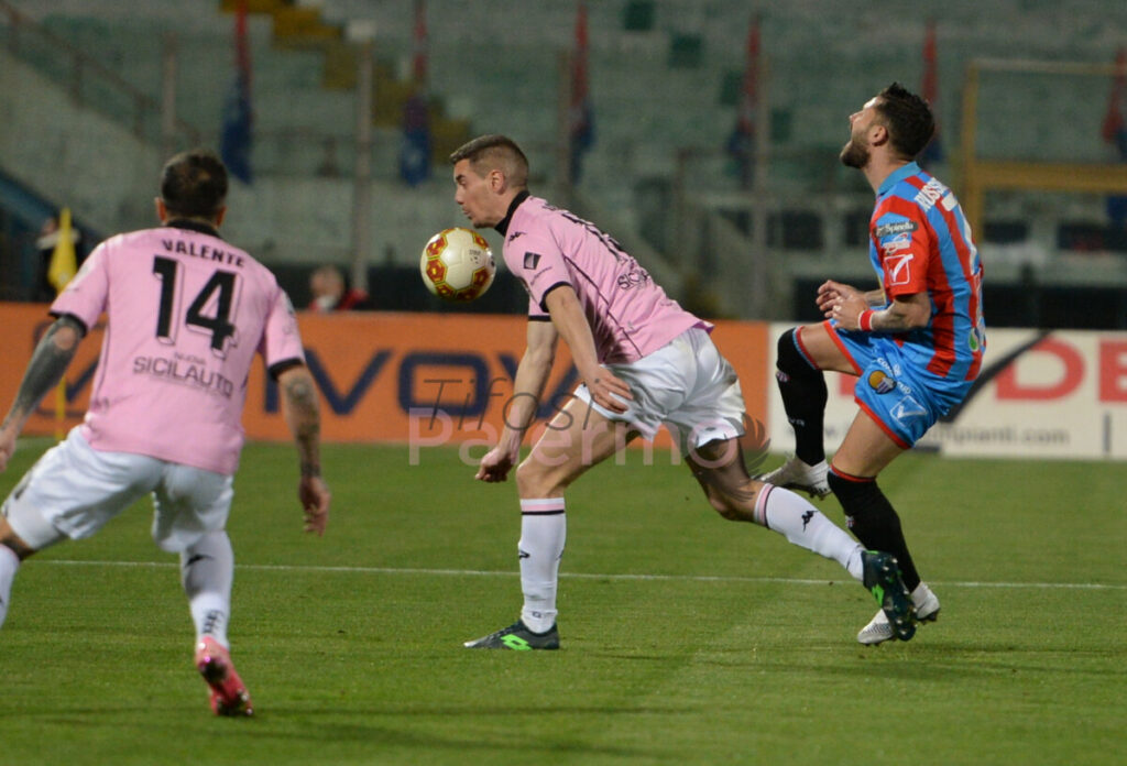 Palermo, difesa al completo: cinque uomini per tre maglie