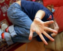 Ragazza fragile costretta dal compagno a prostituirsi