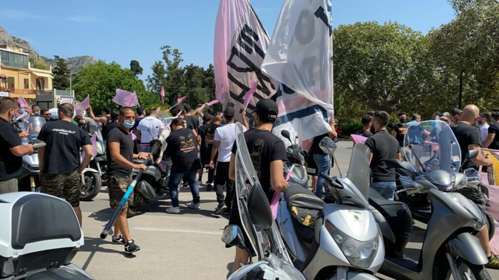 [FOTO/VIDEO] Palermo, quanto entusiasmo! 300 tifosi a scortare il pullman