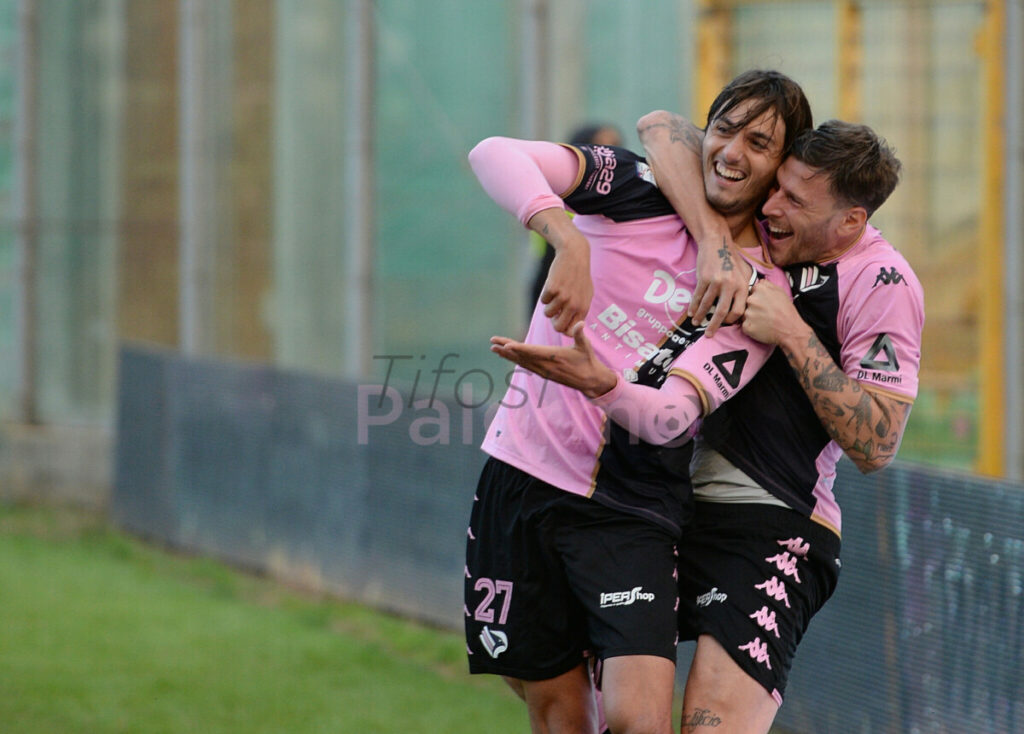 [VIDEO] Palermo, Soleri si improvvisa portiere in allenamento