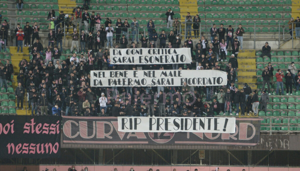 Striscioni, immagini e applausi per ricordare Zamparini