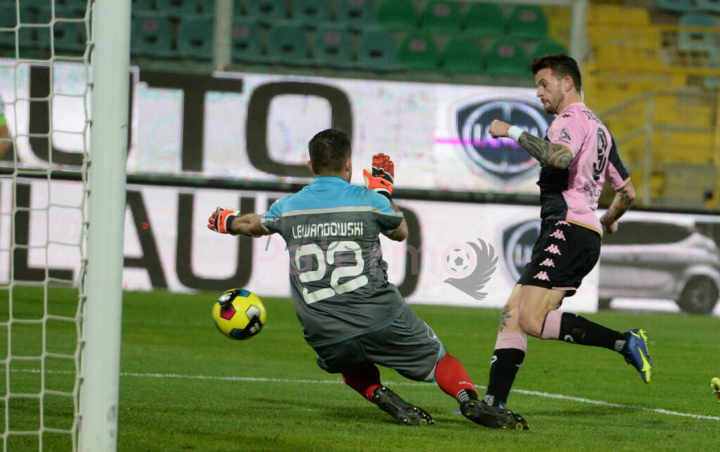 Il Palermo fugge, poi c’è il blackout. Con il Messina un derby amaro