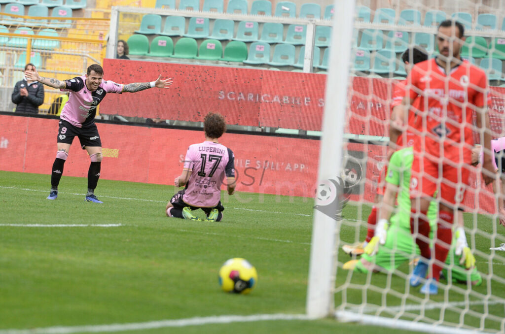 Rosa a cinque stelle. Una goleada per sognare ancora