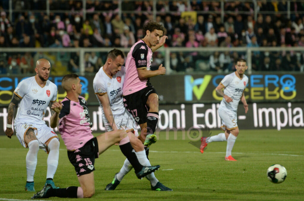 Il Palermo soffre ma passa il turno