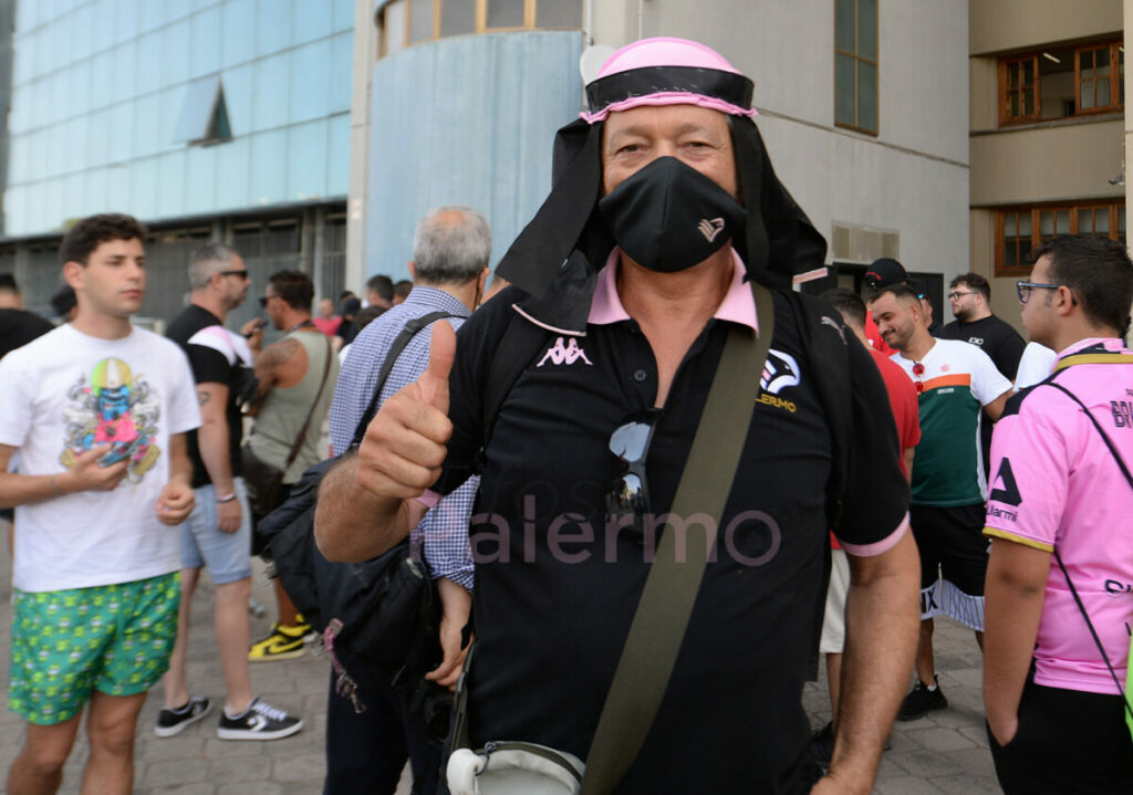 Piazzale del Barbera ore 11, tifosi in festa: “Un’altra promozione”