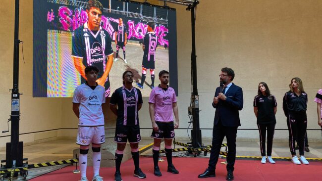 Il Palermo presenta le nuove maglie, Mirri: Un ponte tra passato e futuro