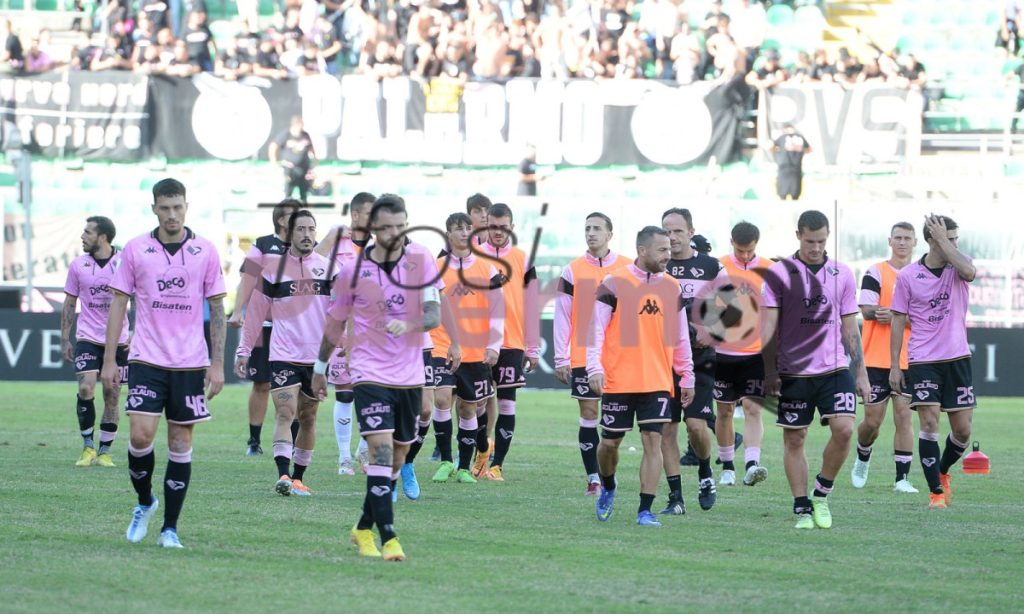 Palermo, pareggio scialbo ed i tifosi esplodono sul web: nasce hashtag virale