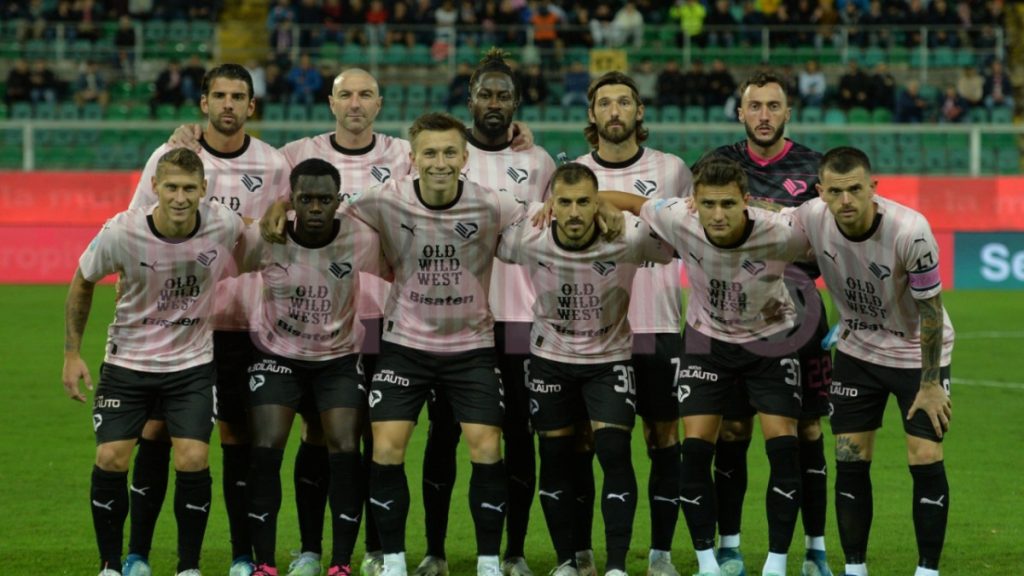 La maglia del Palermo sempre più virale