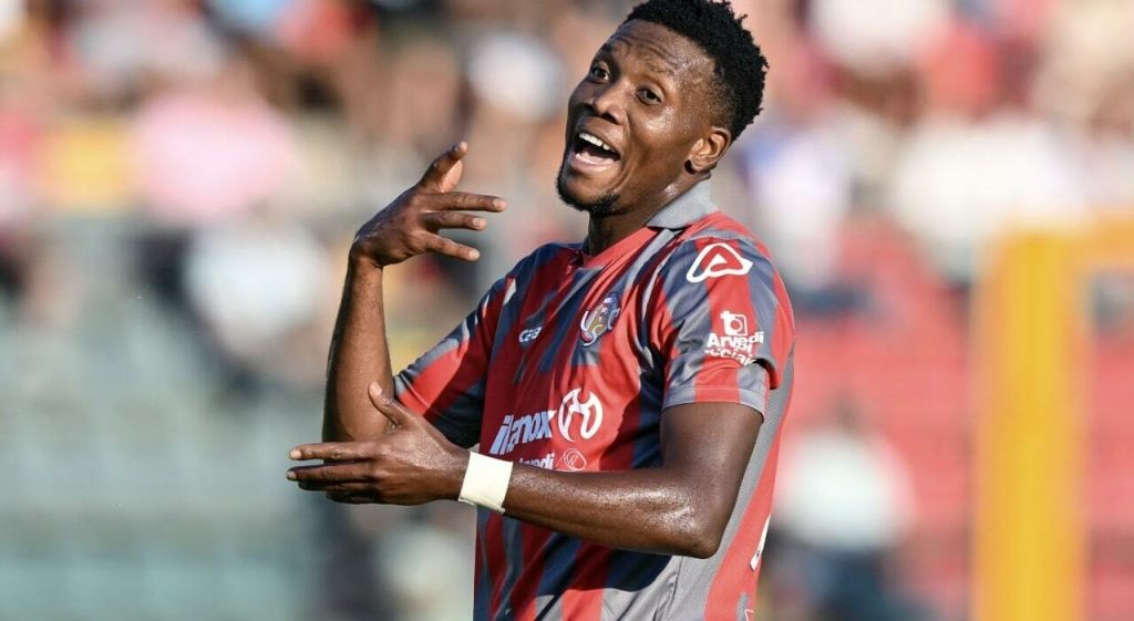 FOTO – Cremonese, Okereke in campo con una collana, andava espulso?