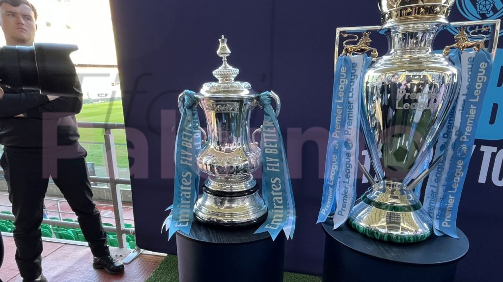 FOTO – Treble Trophy tour a Palermo: i tifosi rosanero in posa con le coppe