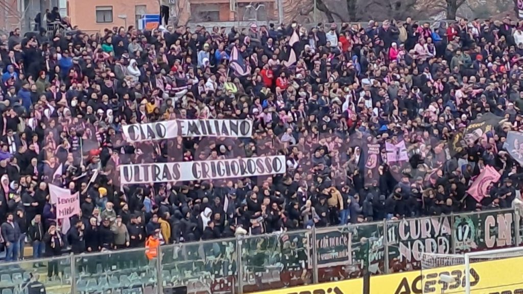 FOTO – Palermo, i tifosi rosanero ricordano un ultras della Cremonese