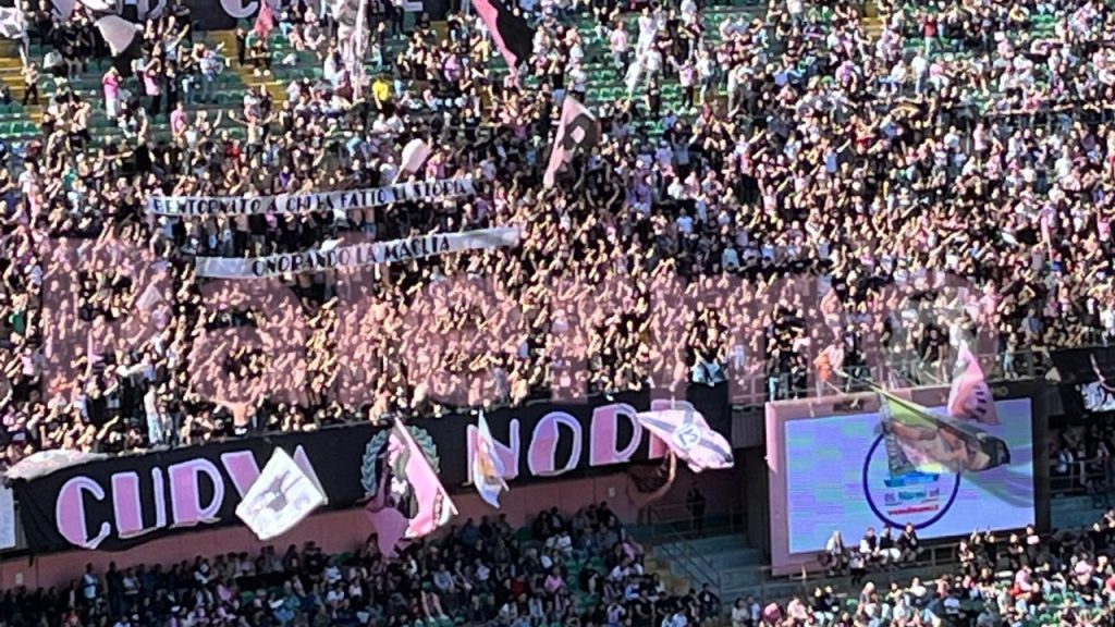 FOTO – Palermo, l’omaggio della Curva Nord alle leggende rosanero