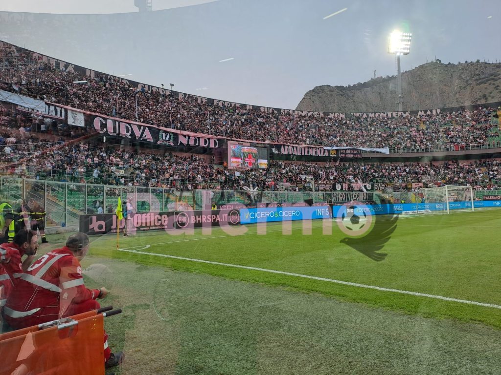 FOTO – Palermo, febbre da playoff: lunghe attese online