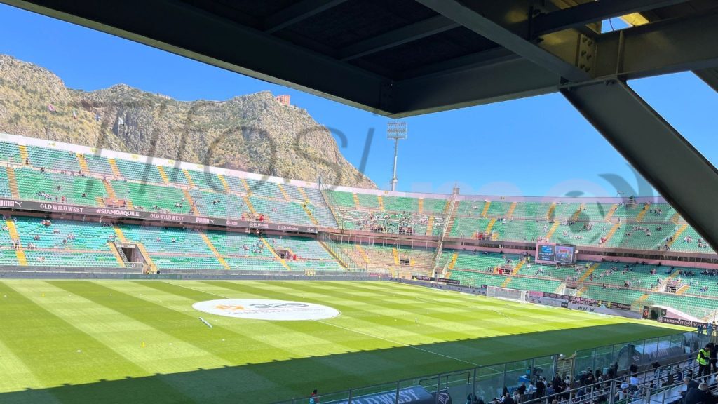 La squadra si allena in uno stadio deserto
