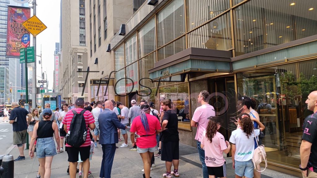 Palermo, presentazione maglie: tifosi in fila al Rockfeller Center
