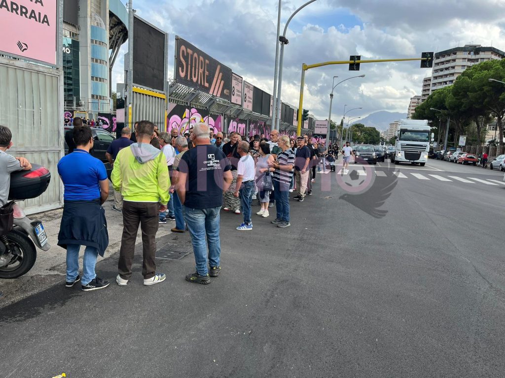 FOTO/VIDEO – Schillaci, la camera ardente al Barbera: l’omaggio dei tifosi