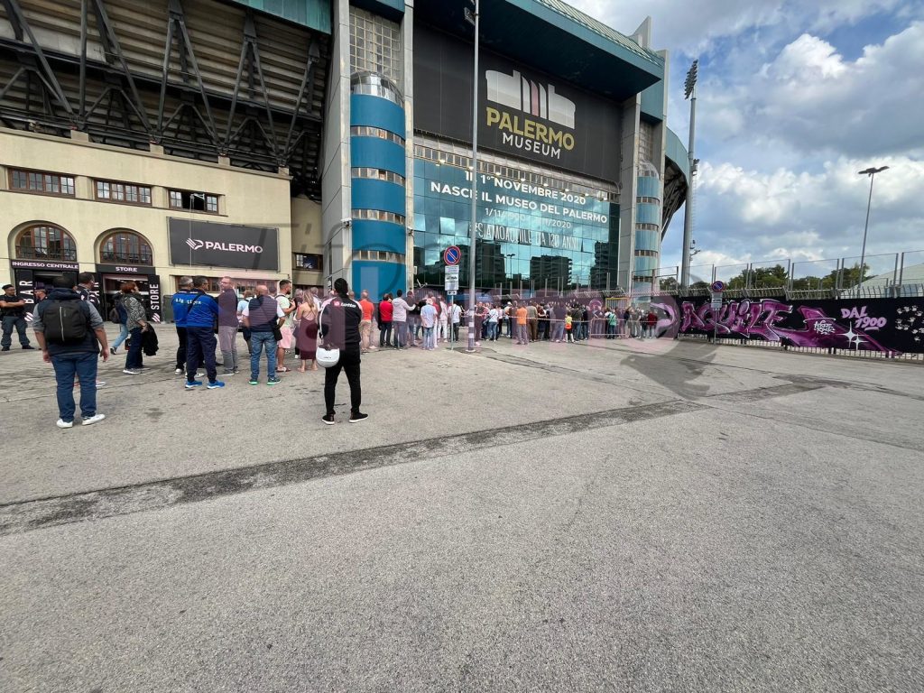 TuttoSport – Palermo in coda sotto la pioggia per l’ultimo omaggio