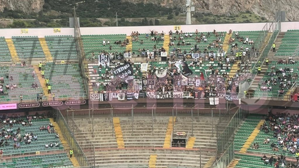 Palermo, lo striscione in favore dei rosanero dei tifosi del Cesena